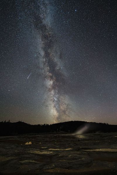 Jaynes Gallery 아티스트의 USA-Wyoming-Yellowstone National Park Meteor streaks across Milky Way작품입니다.